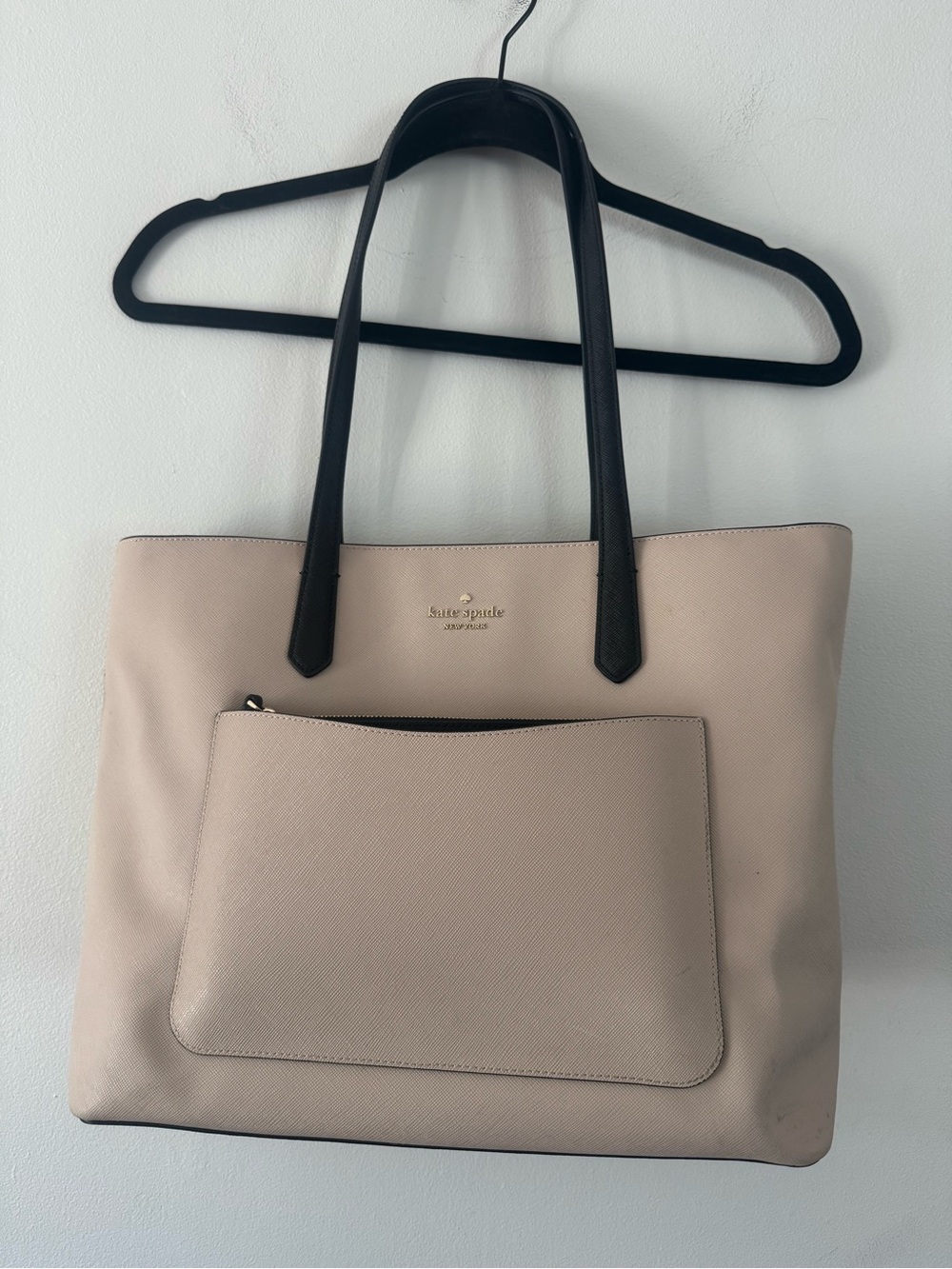 kate spade two-tone beige tote with black handles w/ wristlet